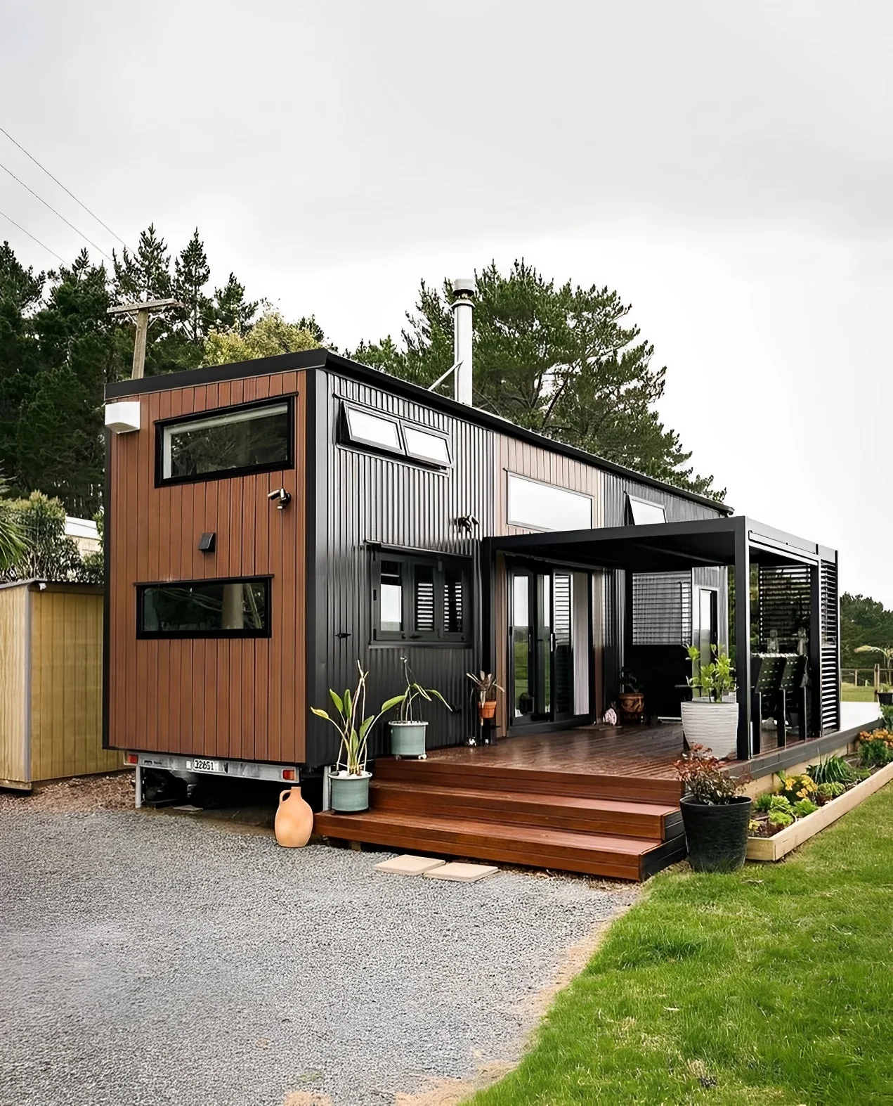 Luxury 40ft prefab container house with easy-folding sandwich panels.